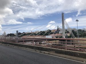 Imposante Brücke abgespannt mit Stahl