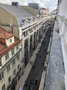 Blick von oben in Altstadtgasse von Lissabon