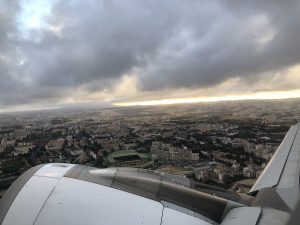 Blick auf eine Stadt aus einem Flugzeug