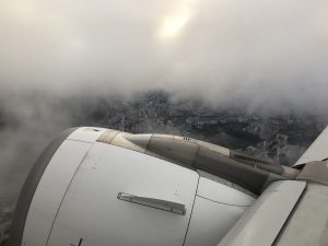 Triebwerk eines Flugzeuges in Wolken