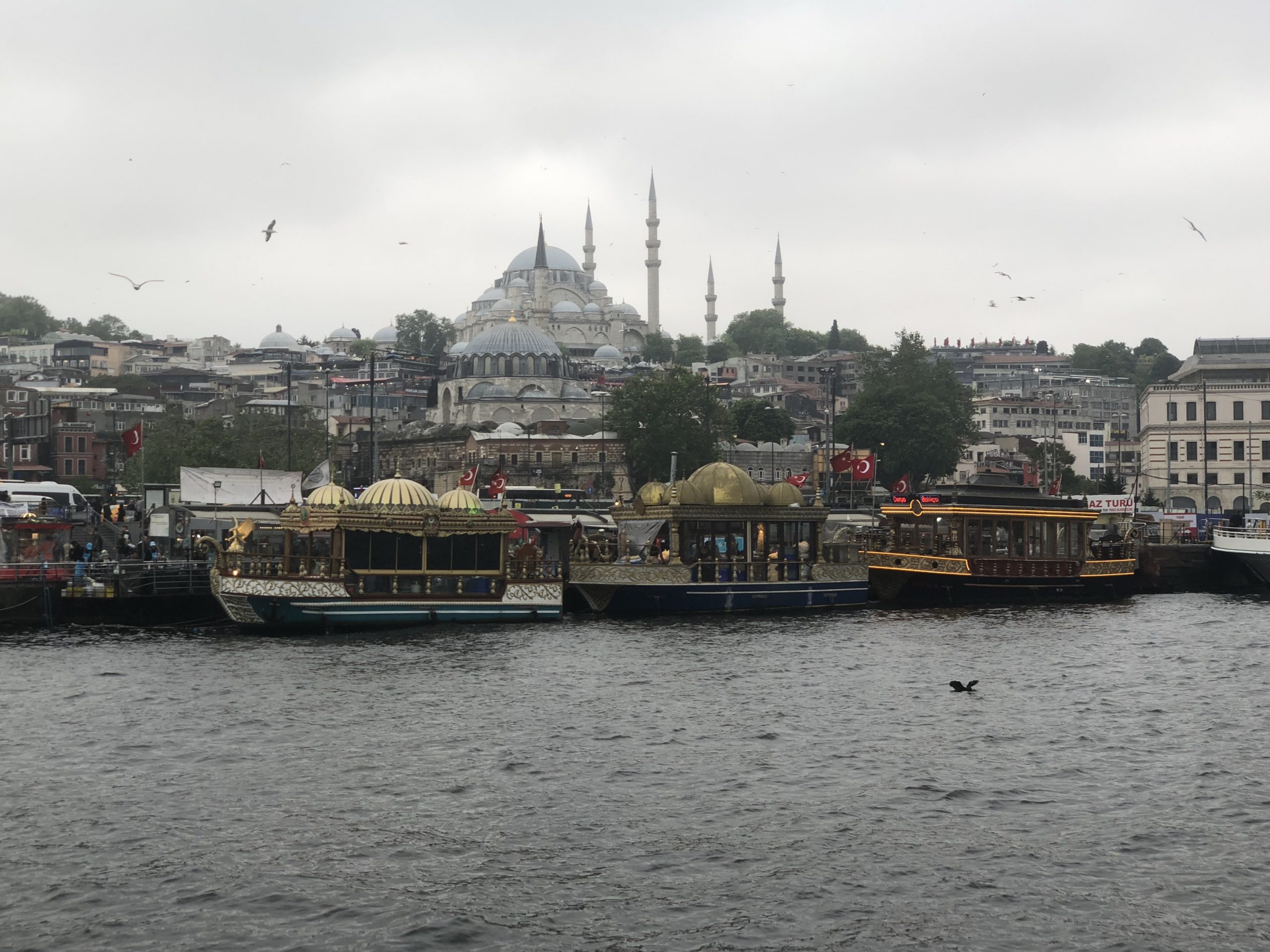 Boote im Hafen in Istanbul