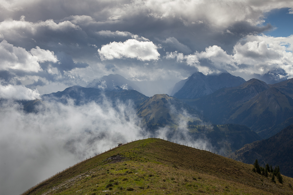 Wolkenverhangener Blick in die Alpen vom Juifen aus