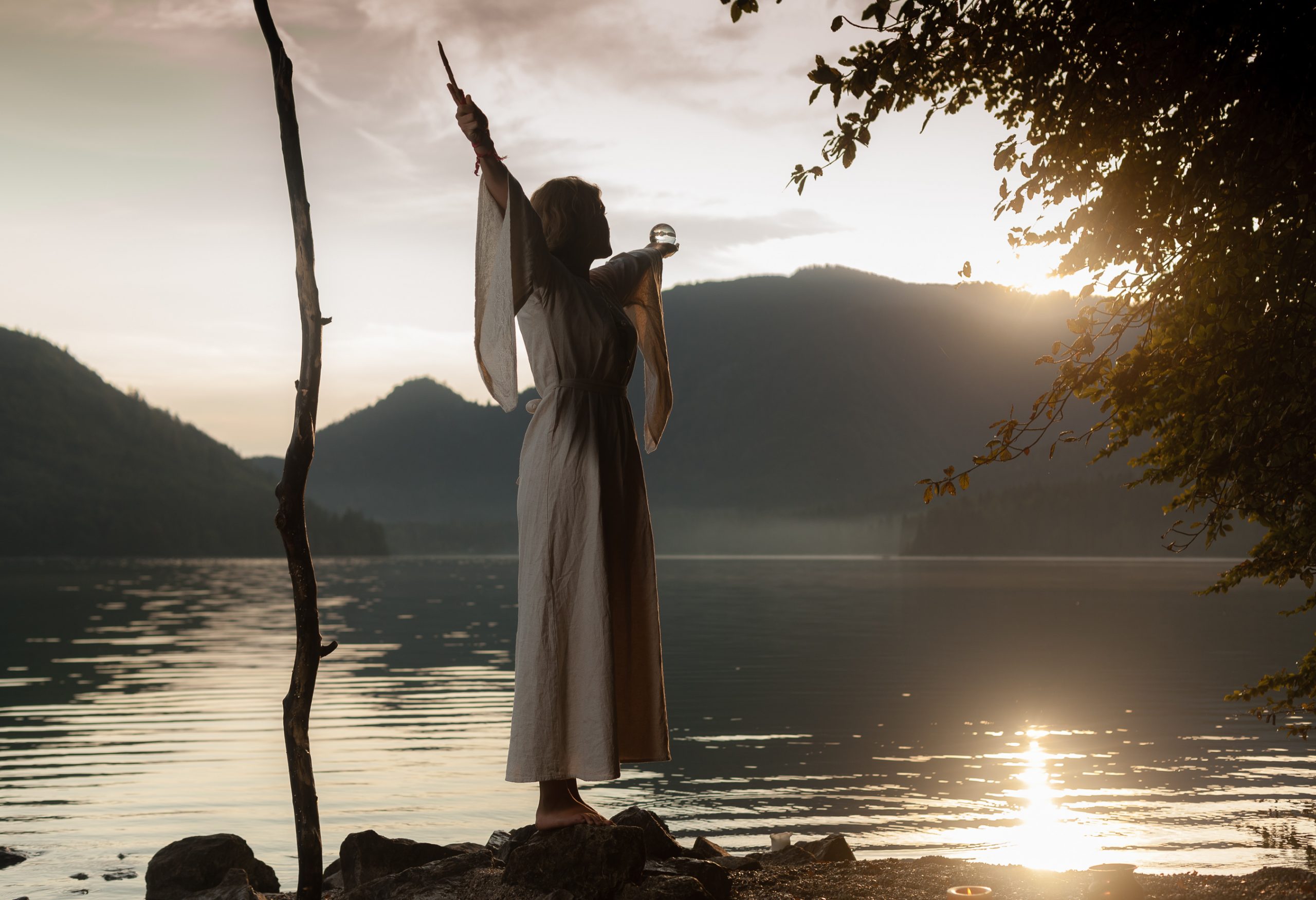 Erotisches Foto einer Frau mit mittelalterlicher Kleidung mit Sonnenaufgang am Walchensee